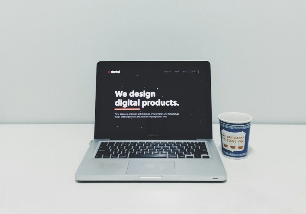 Photo by Mario Gogh macbook pro beside white and blue plastic cup