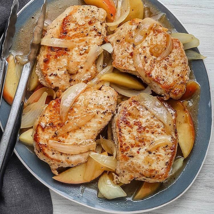 Skillet-Pork-Chops-with-Apples-Onion_EXPS_TOHD24_166353_DianaRattray_4